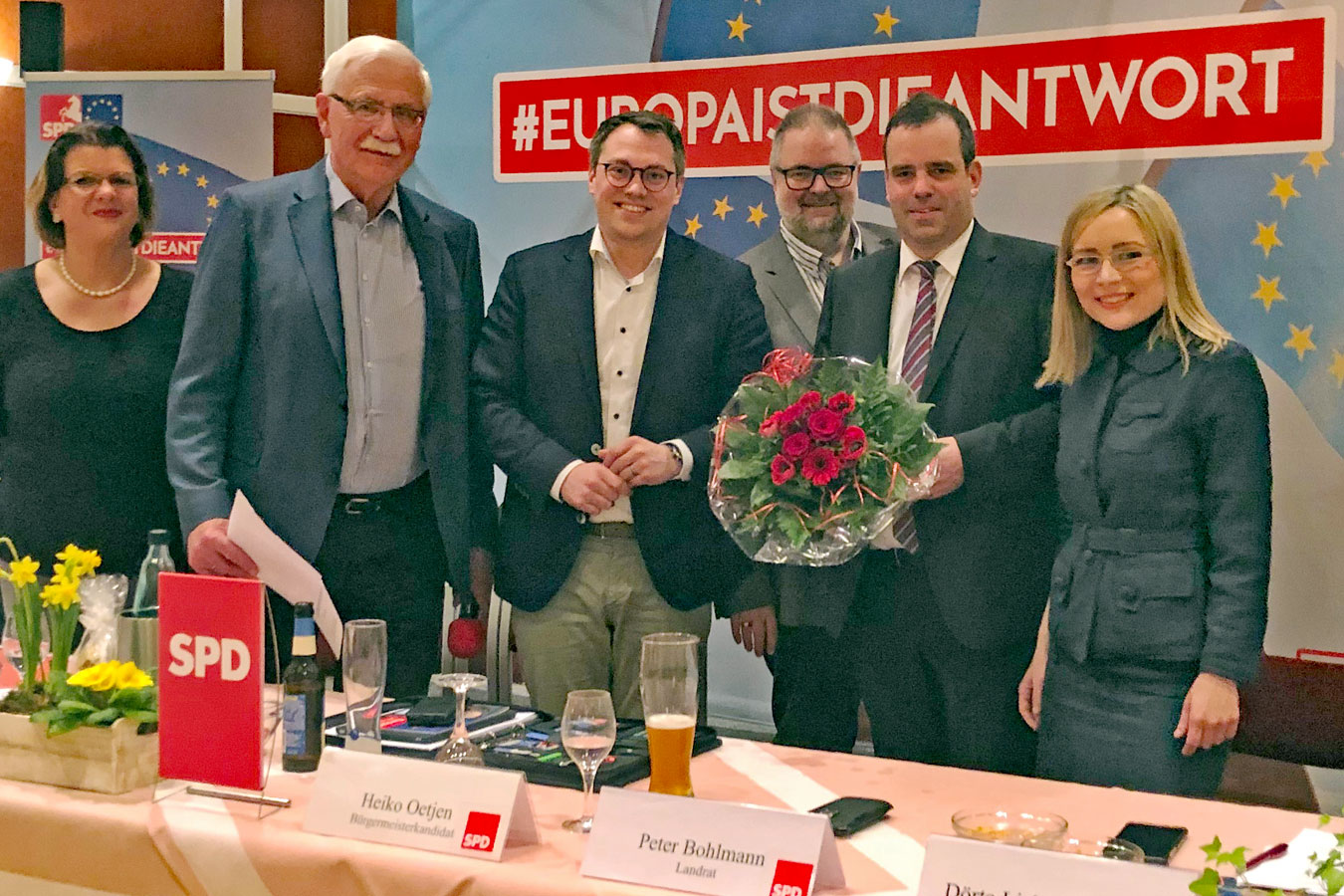 von links: Vize-SPD-Kreisvorsitzende Petra Roselius, SPD-Kreischef Bernd Michallik, EU-Abgeordneter Tiemo Wölken, Oytener Bürgermeisterkandidat Heiko Oetjen, Landrat Peter Bohlmann und SPD-Landtagsabgeordnete Dr. Dörte Liebetruth