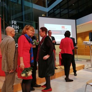Edelgard Bulmahn hört zu! links vorn Klaus Klemm Mitte: Meike Jensen, im Hintergrund Ulf Daude beide Vorstandsmitglieder der AfB , mit roter Jacke Eva Maria Stange