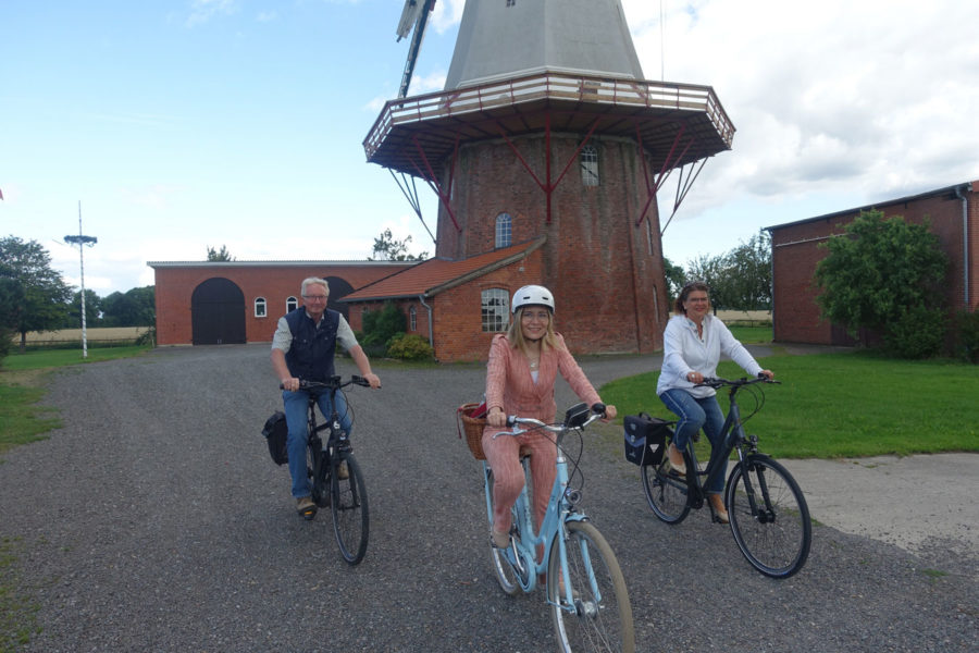 Gruppenbild vor der Mühle