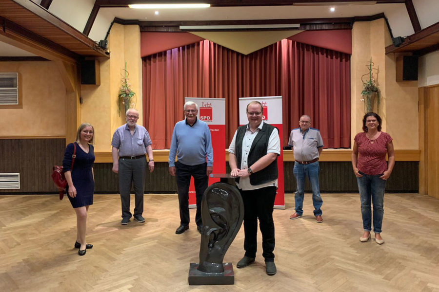 Das Foto zeigt Benedikt Pape mit den geschäftsführenden SPD-Kreisvorstand.