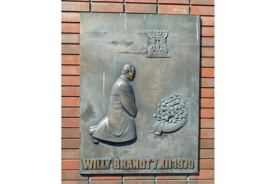 Denkmal in Warschau mit Bronzetafel und Abbildung des Kniefalls