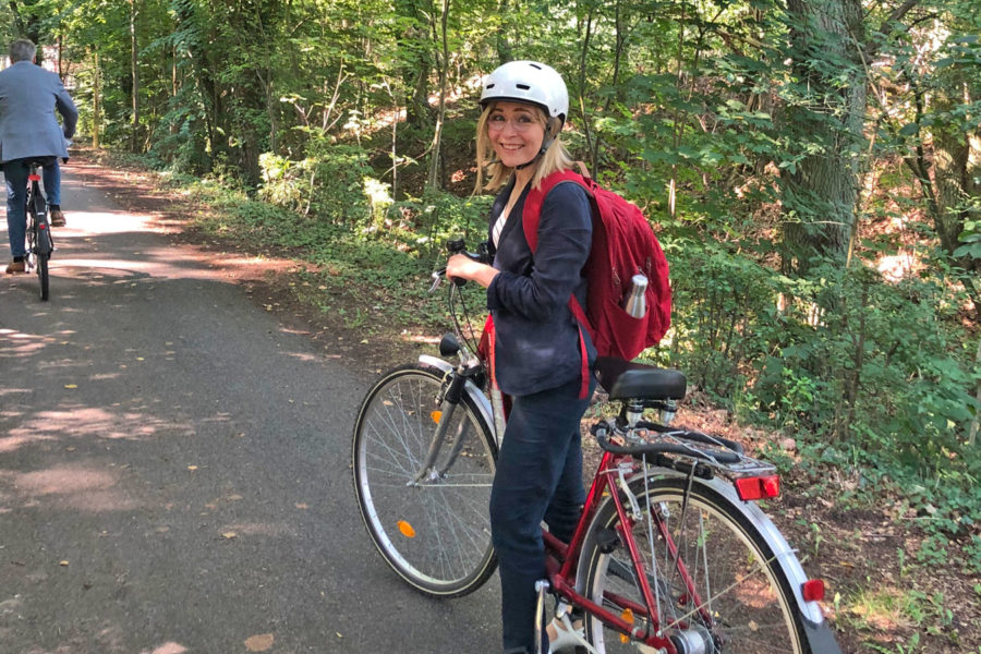 Dörte Liebetruth mit dem Fahrrad