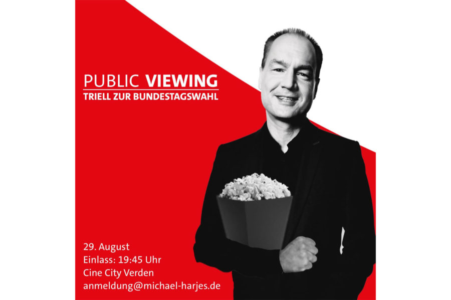 Michael Harkjes mit einem Eimer Popcorn