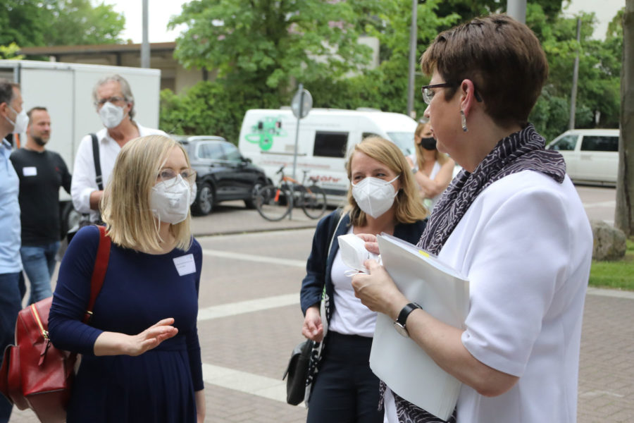 Birgit Honè (rechts) in Achim im Gespräch mit Dörte Liebetruth (links) und Bürgermeisterkandidatin Cornelia Schneider-Pungs