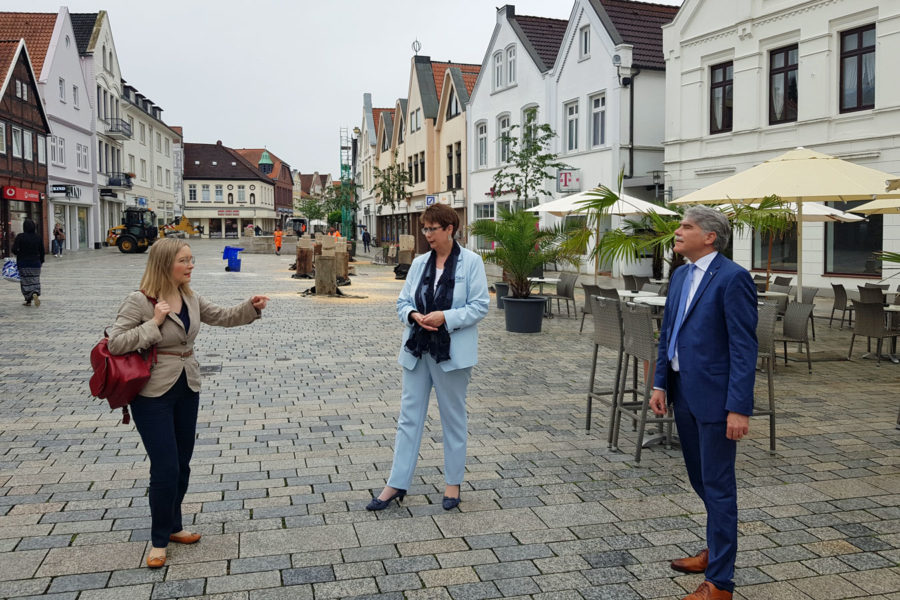 Birgit Honé, Dörte Liebetruth und Lutz Brockmann auf dem Rathausplatz