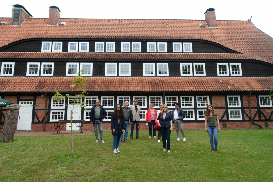 Besucher vor dem Jugendhof