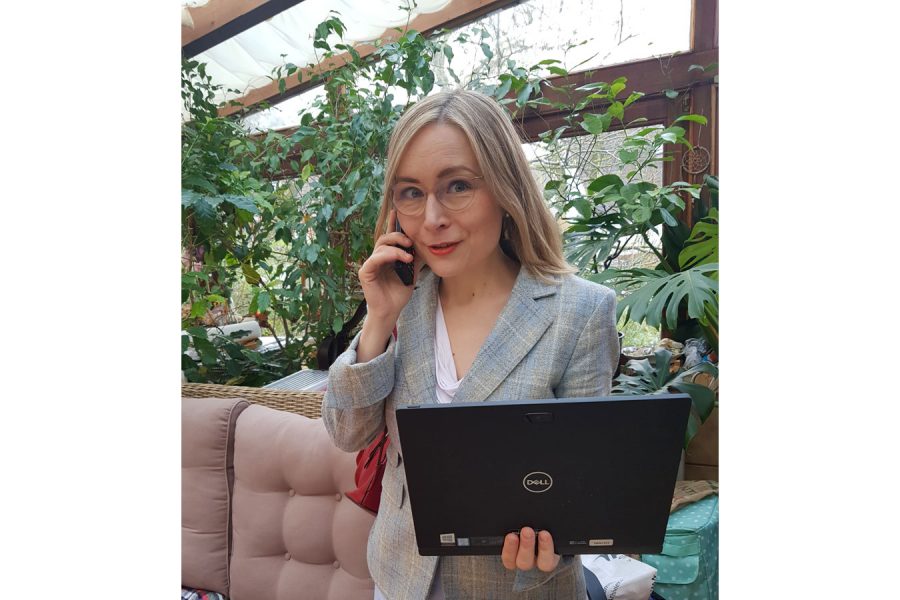 Dörte Liebetruth am Telefon