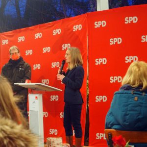 Dörte Liebetruth mit Versammlungsleiter Richard Eckermann