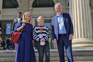 Stephan Weil mit Dörte Lliebetruth und Mia Helmbrecht
