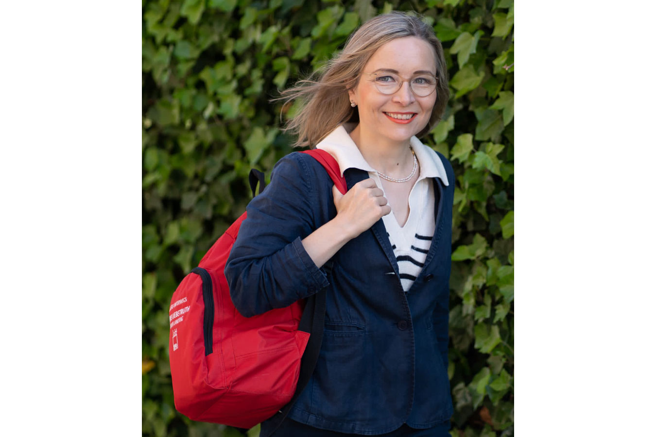 Doerte Liebetruth mit rotem Rucksack
