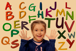 Ein Kin mit dem Alphabet im Hintergrund