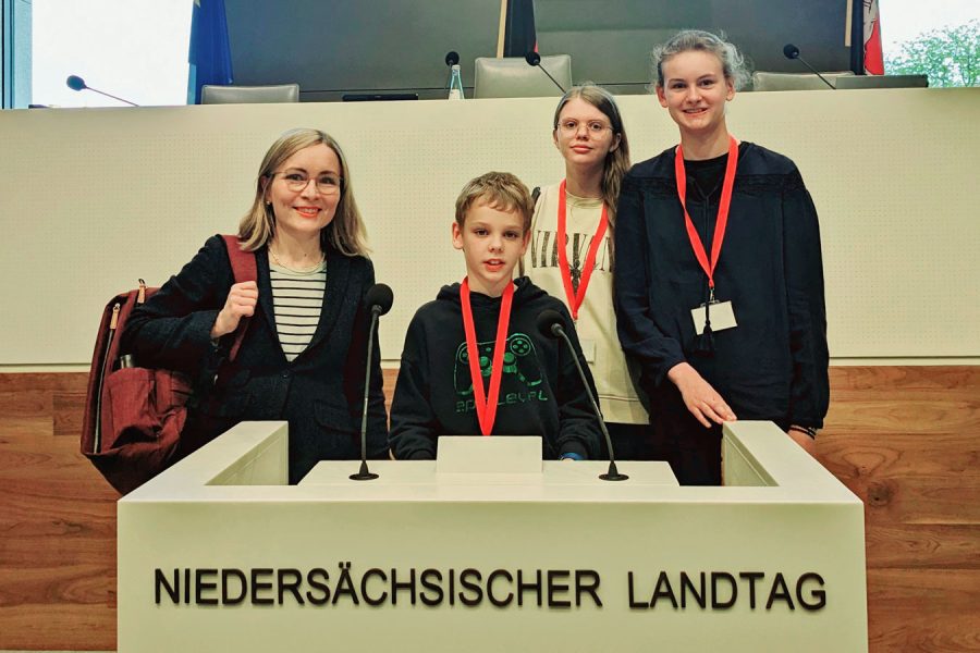 Dörte Liebetruth mit den drei jungen Menschen