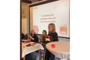 Dörte Liebetruth nach der Wahl mit Blumenstrauß