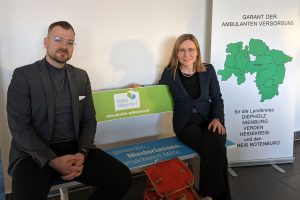 Foto der beiden Personen auf einer Bank