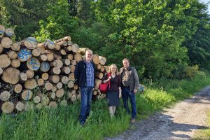 Gruppe vor Holzstapel