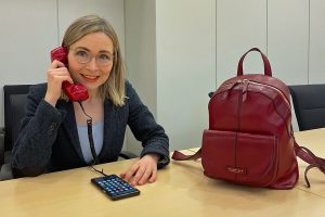 Dörte Liebetruth am Telefon