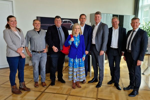 Gruppenbild der Gesprächsteilnehmer mit Dörte Liebetruth