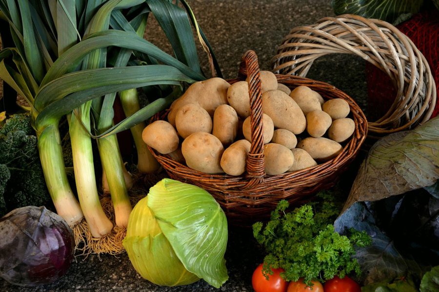 Korb mit Feldfrüchten