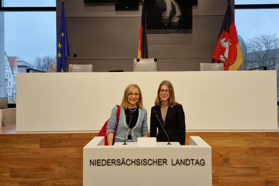 Dörte Liebetruth und Lara Nagel im Plenarsaal